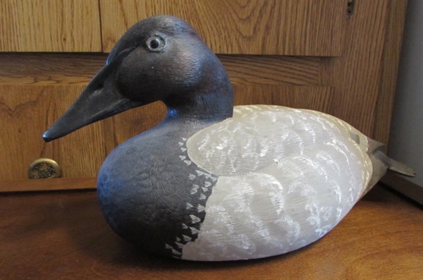 COLLECTIBLE HAND PAINTED DUCK DECOYS AND FIGURINES