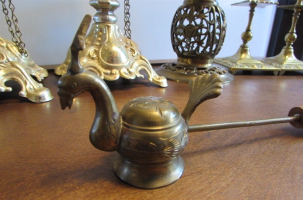 VINTAGE BRASS & GOLD TONE CANDLE HOLDERS
