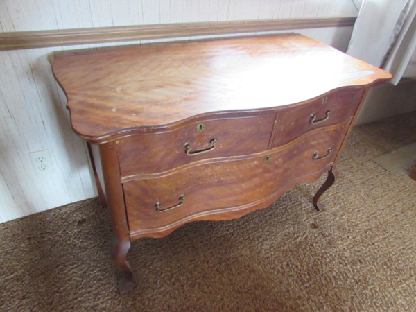 ANTIQUE 3-DRAWER CHEST OF DRAWERS