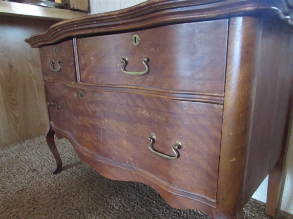ANTIQUE 3-DRAWER CHEST OF DRAWERS