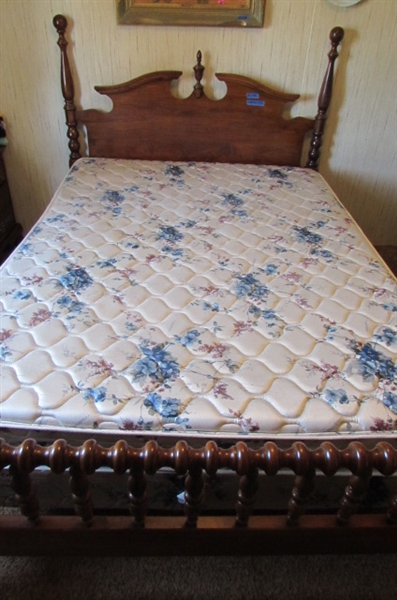 4 POSTER QUEEN SIZE BED WITH MATTRESS & BOXSPRING