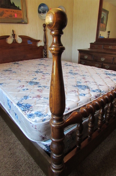 4 POSTER QUEEN SIZE BED WITH MATTRESS & BOXSPRING