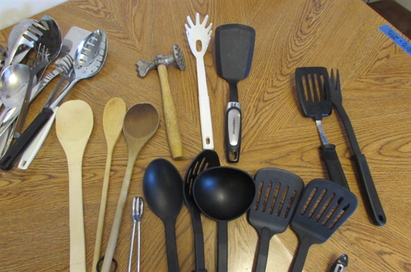 KITCHEN UTENSILS & HAND MIXER