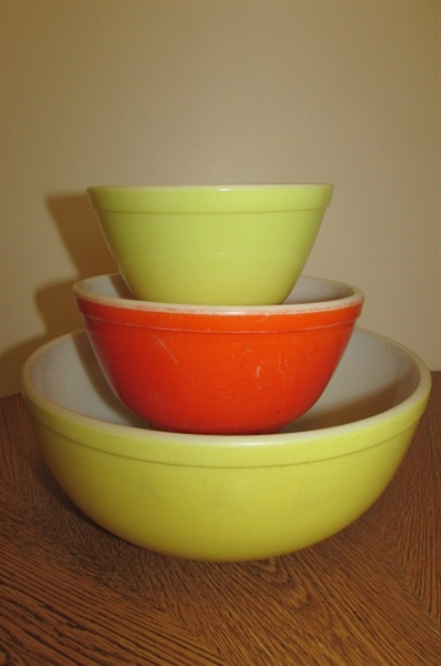 VINTAGE PYREX MIXING BOWLS & MORE