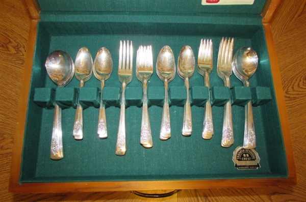 ROGERS BROS. SILVERPLATE FLATWARE IN TARNISH RESISTANT WOOD CHEST