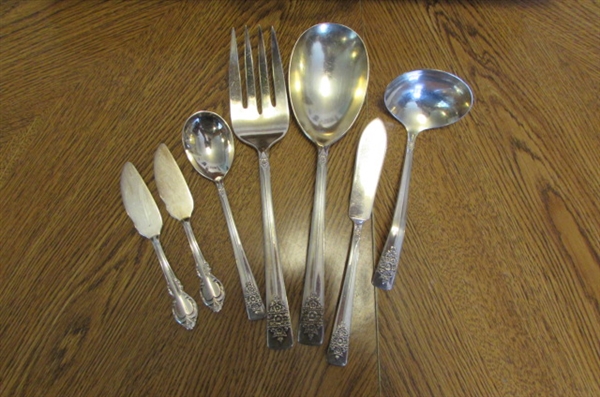 ROGERS BROS. SILVERPLATE FLATWARE IN TARNISH RESISTANT WOOD CHEST