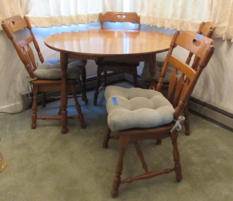 'FLINTRIDGE' SOLID MAPLE KITCHEN TABLE W/DROP SIDES & 4 MATCHING CHAIRS