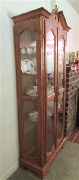 BEAUTIFUL DOUBLE DOOR CHINA CABINET