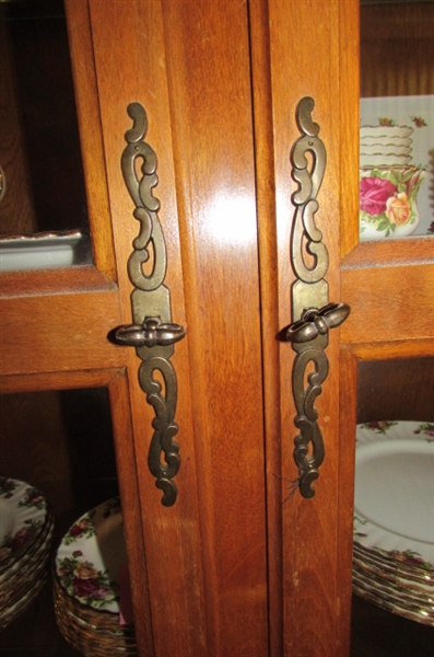 BEAUTIFUL DOUBLE DOOR CHINA CABINET