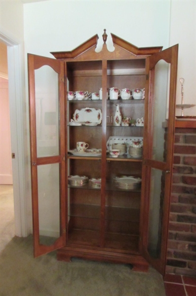 BEAUTIFUL DOUBLE DOOR CHINA CABINET