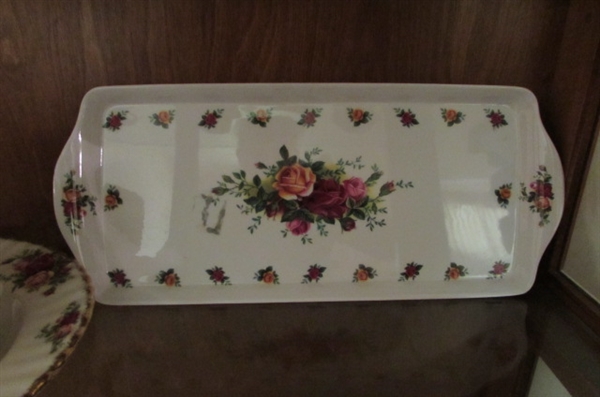 LARGE SET OF ROYAL ALBERT 'OLD COUNTRY ROSES' FINE CHINA