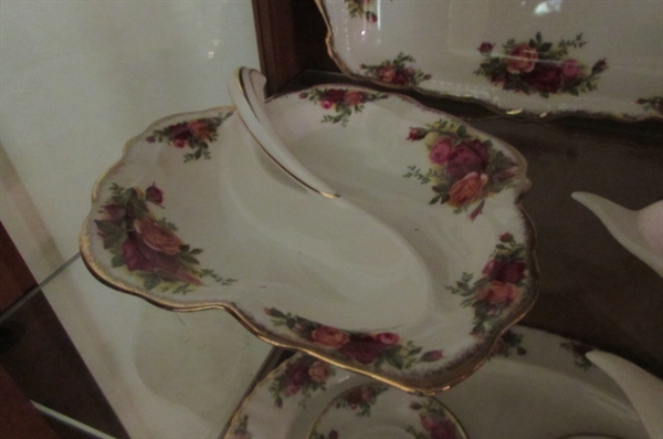 LARGE SET OF ROYAL ALBERT 'OLD COUNTRY ROSES' FINE CHINA