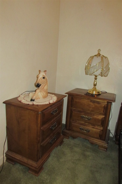 PAIR OF NIGHTSTANDS