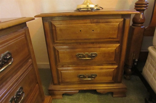 PAIR OF NIGHTSTANDS