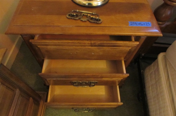 PAIR OF NIGHTSTANDS