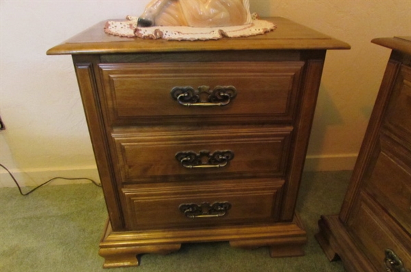 PAIR OF NIGHTSTANDS