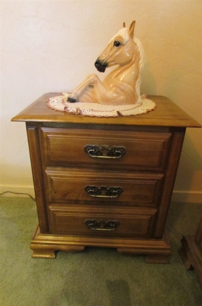 PAIR OF NIGHTSTANDS