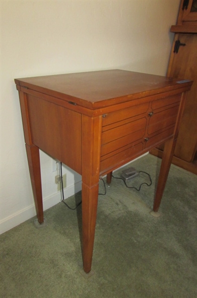 VERY NICE VINTAGE KENMORE 'MODEL 90' SEWING MACHINE IN WOOD CABINET WITH ACCESSORIES