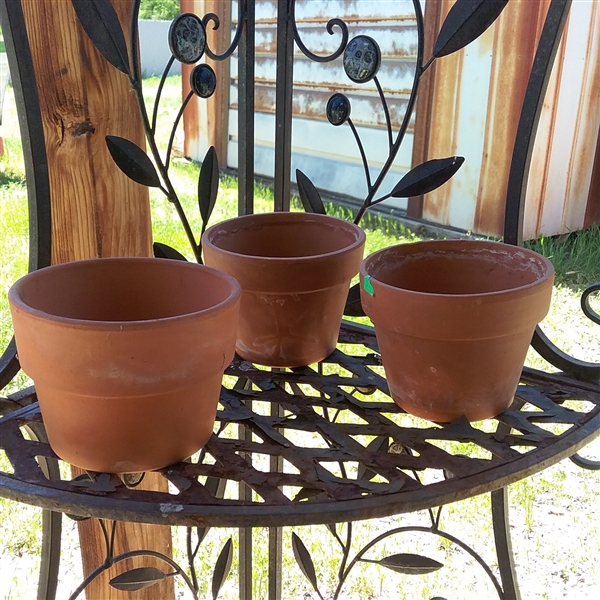 METAL PLANT STAND AND FLOWER POTS