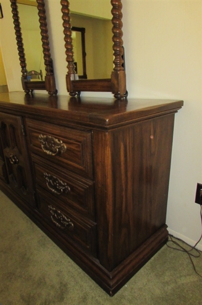 9 DRAWER LADIES DRESSER WITH DOUBLE MIRRORS - MATCHES OTHER BEDROOM PIECES IN LOTS 62, 63 & 64