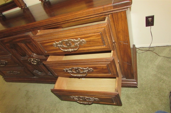 9 DRAWER LADIES DRESSER WITH DOUBLE MIRRORS - MATCHES OTHER BEDROOM PIECES IN LOTS 62, 63 & 64
