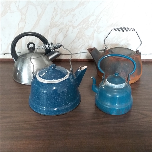 LOT OF TEA KETTLES