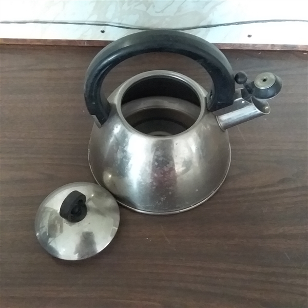 LOT OF TEA KETTLES