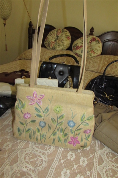 LARGE ASSORTMENT OF LADIES PURSES, HANDBAGS & CLUTCHES - VINTAGE TO MODERN