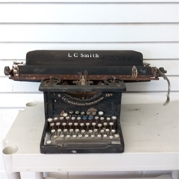 VINTAGE/ ANTIQUE  L C SMITH CORONA TYPEWRITER 