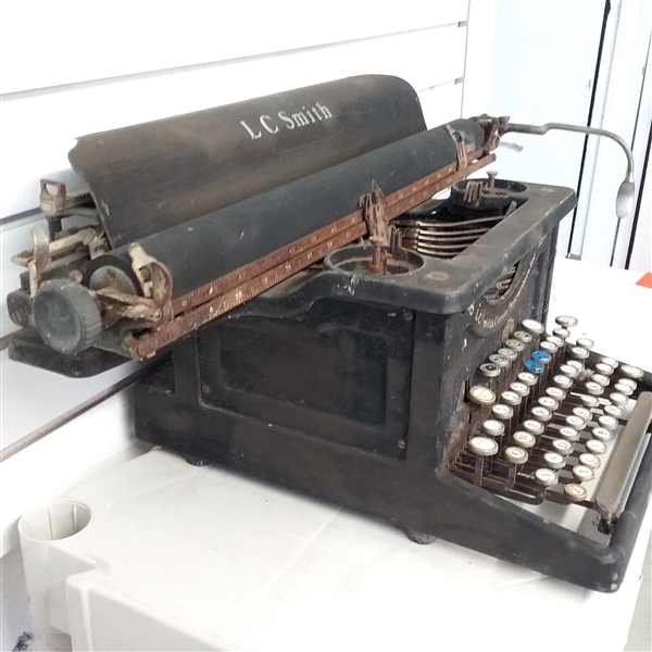 VINTAGE/ ANTIQUE  L C SMITH CORONA TYPEWRITER 