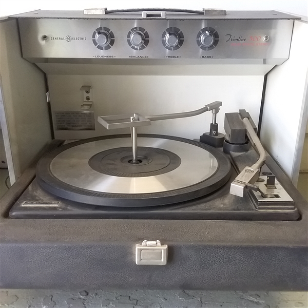 GENERAL ELECTRIC RECORD PLAYER AND MANY RECORDS
