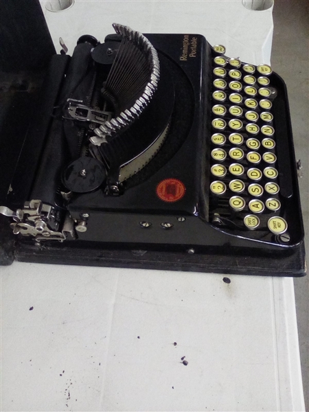 VINTAGE REMINGTON PORTABLE STANDARD TYPEWRITER