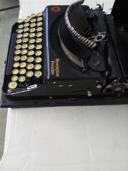 VINTAGE REMINGTON PORTABLE STANDARD TYPEWRITER