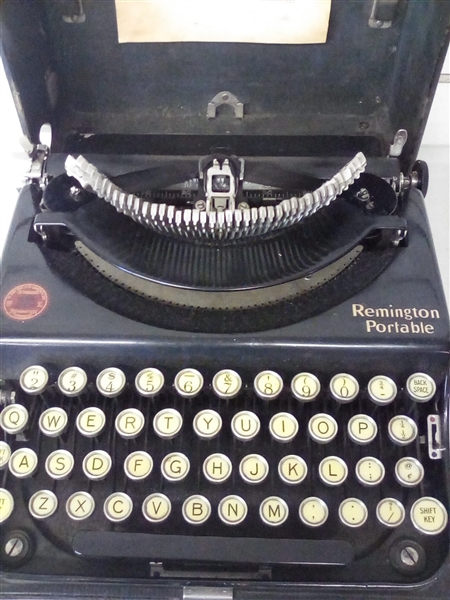 VINTAGE REMINGTON PORTABLE STANDARD TYPEWRITER