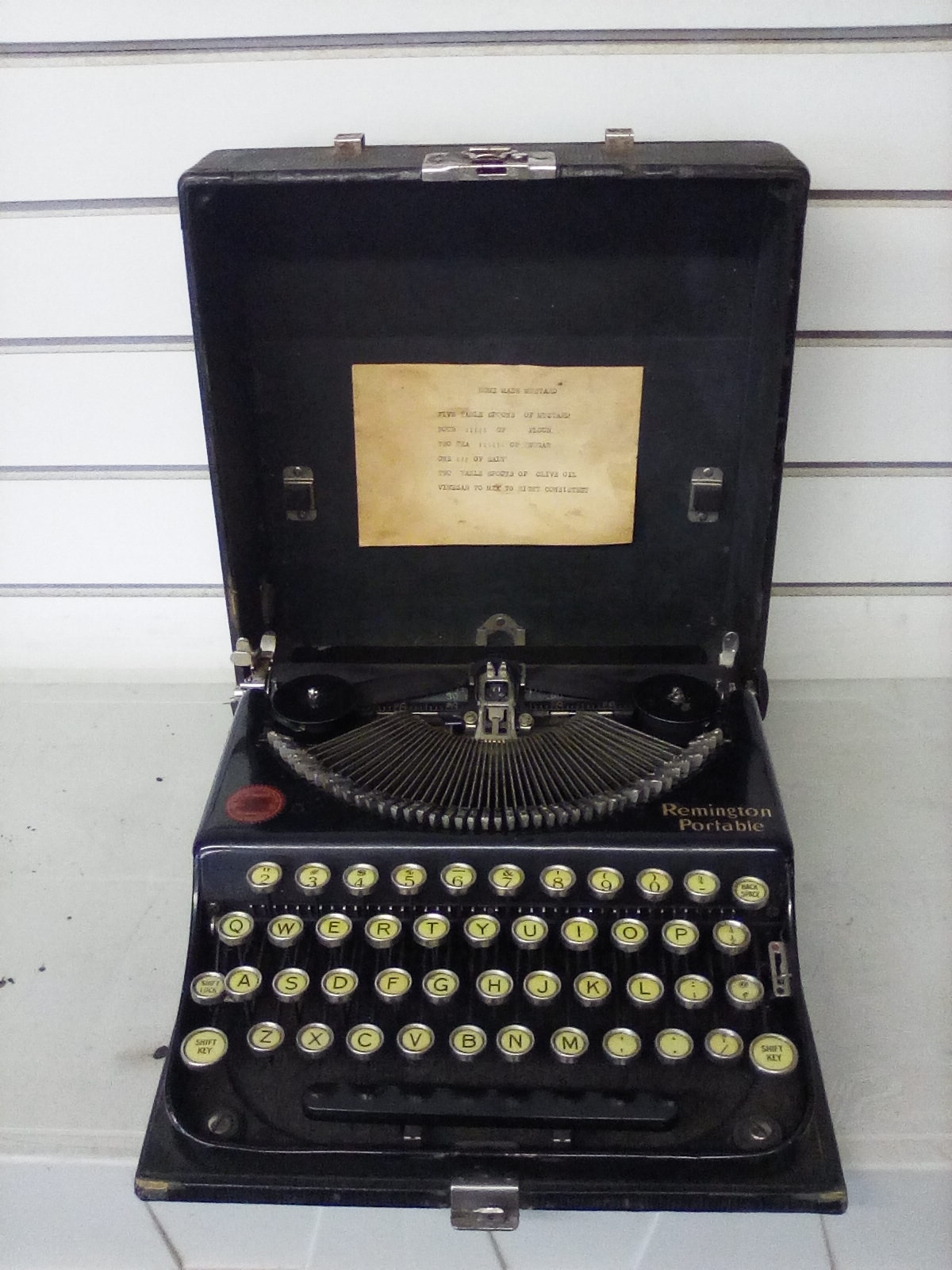 Lot Detail - VINTAGE REMINGTON PORTABLE STANDARD TYPEWRITER