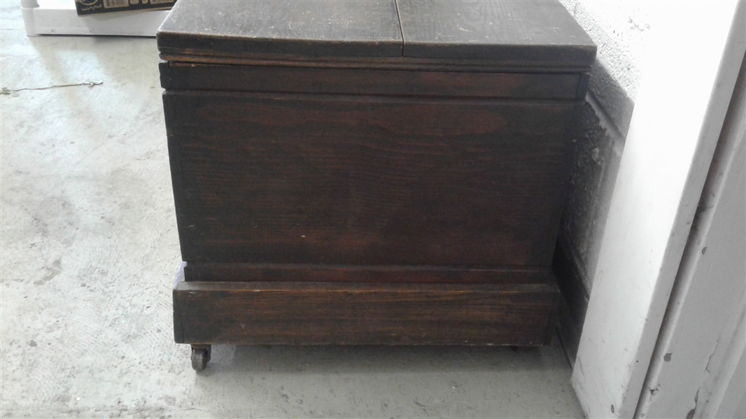 VINTAGE WOOD CHEST