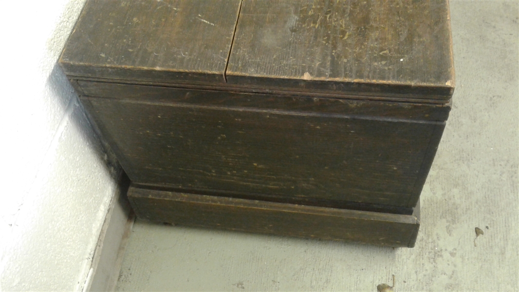 VINTAGE WOOD CHEST