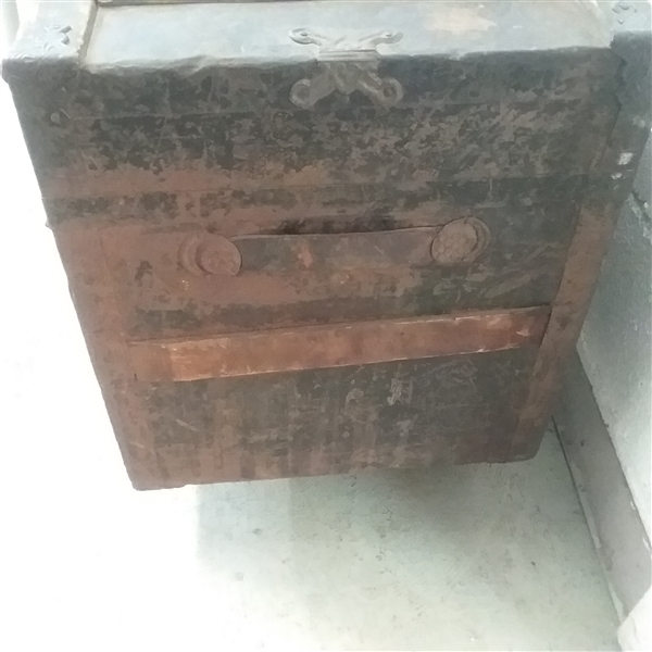 ANTIQUE TRUNK