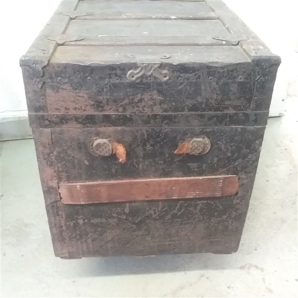 ANTIQUE TRUNK