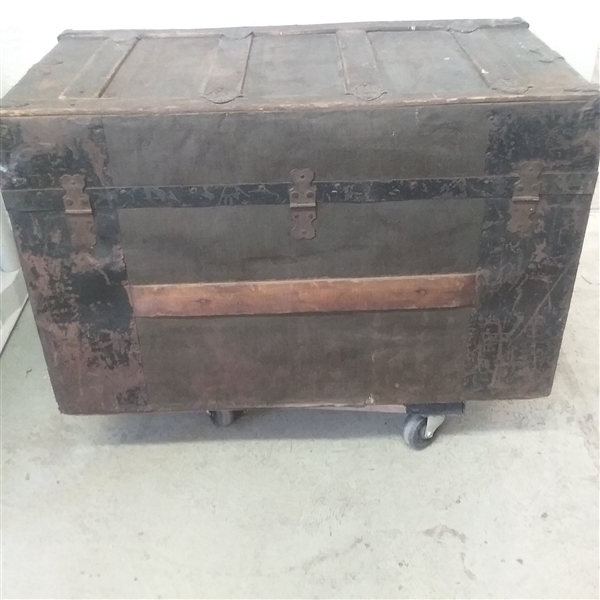 ANTIQUE TRUNK