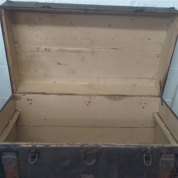 ANTIQUE TRUNK