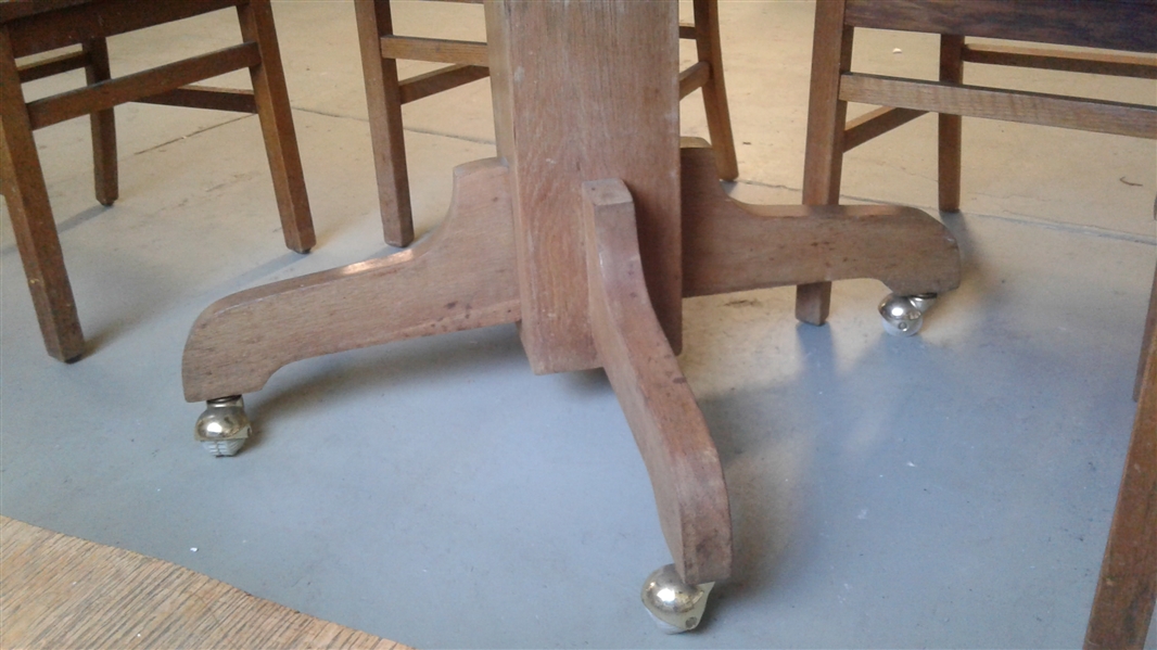 ANTIQUE OAK WOOD DINING TABLE AND 6 CHAIRS 