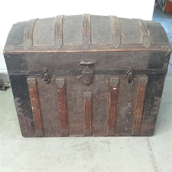 ANTIQUE STEAMER TRUNK WITH DOME TOP