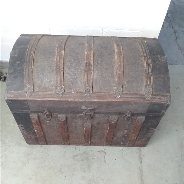 ANTIQUE STEAMER TRUNK WITH DOME TOP