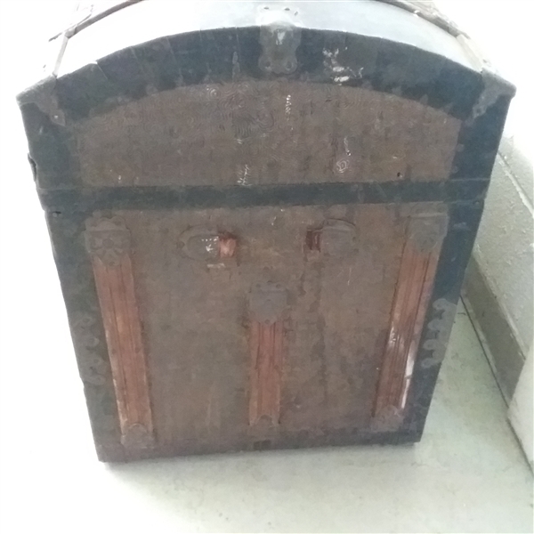 ANTIQUE STEAMER TRUNK WITH DOME TOP