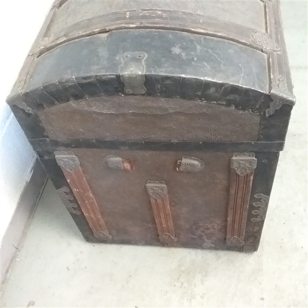 ANTIQUE STEAMER TRUNK WITH DOME TOP