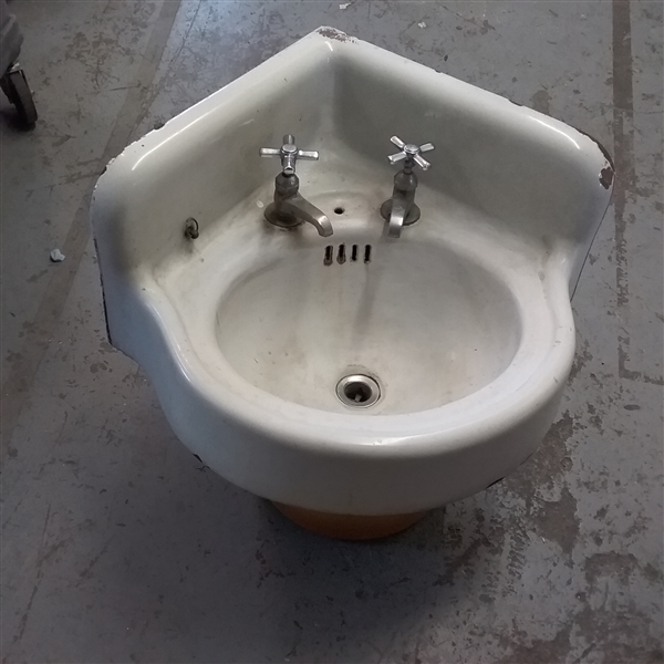 SMALL ENAMEL OVER METAL CORNER SINK