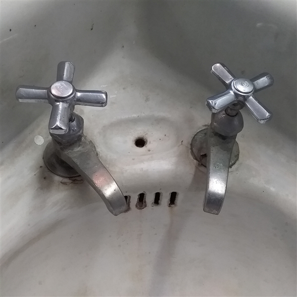 SMALL ENAMEL OVER METAL CORNER SINK