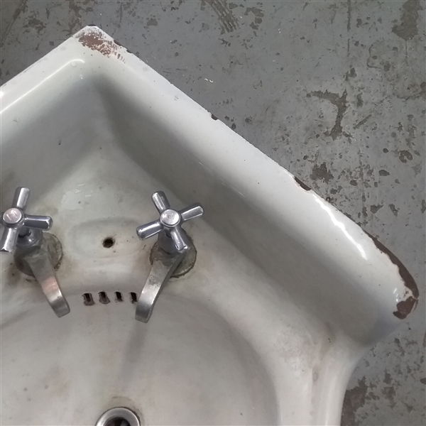 SMALL ENAMEL OVER METAL CORNER SINK