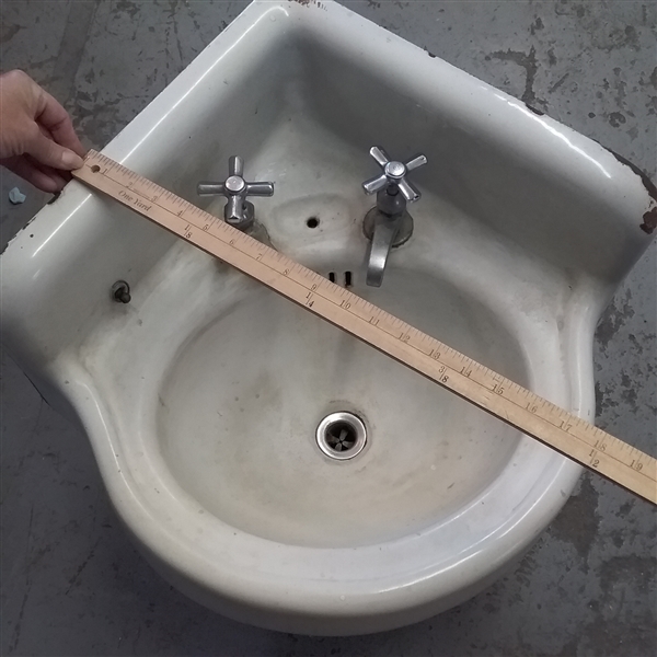 SMALL ENAMEL OVER METAL CORNER SINK